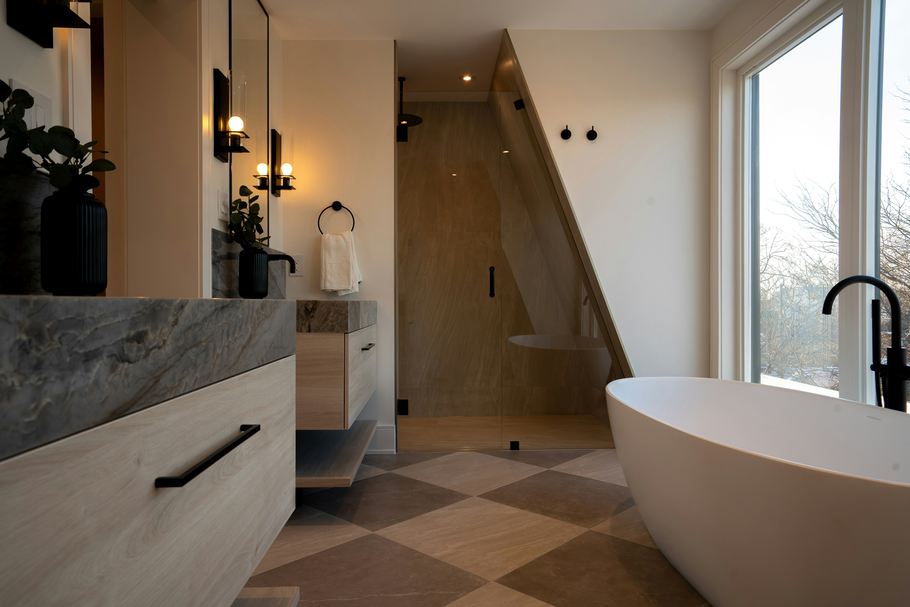 Fliesenboden im Badezimmer wird gereinigt