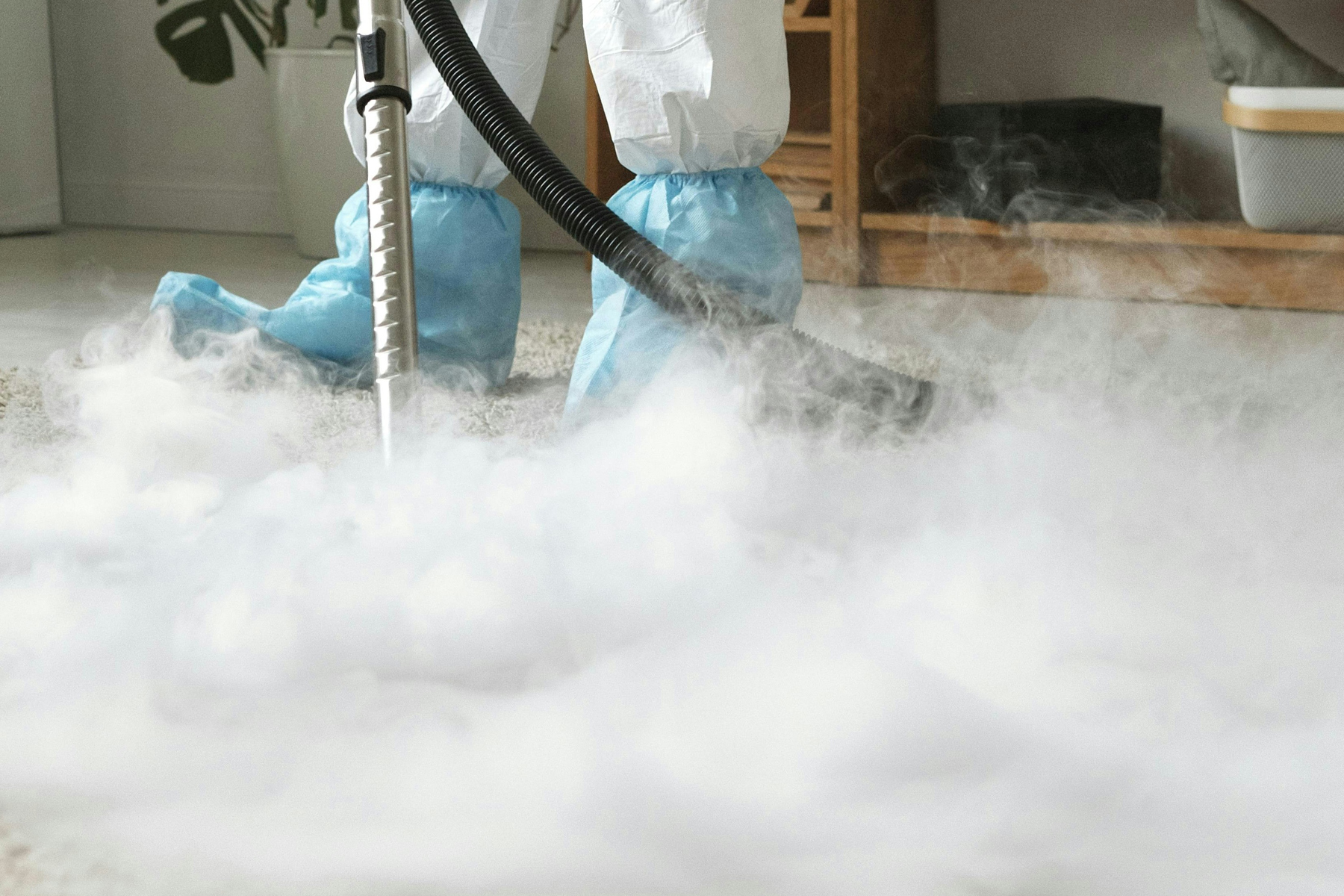 Dampfreiniger auf Fliesenboden